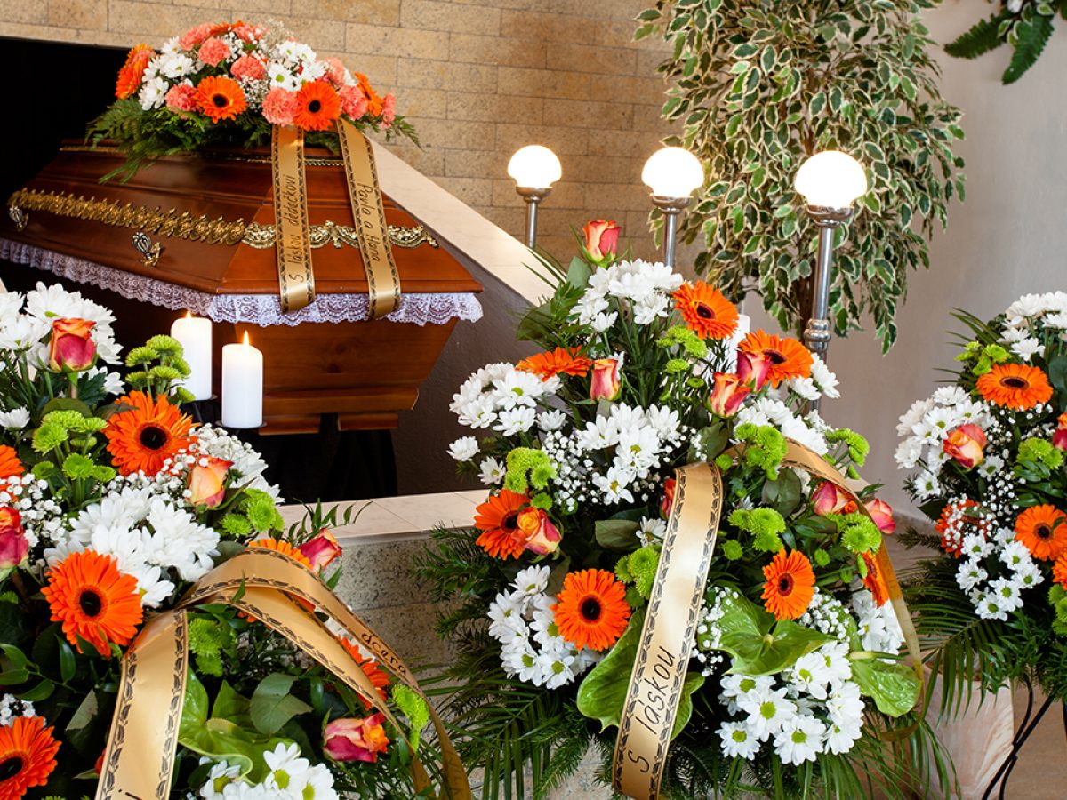 Corona funebre di Fiori misti bianco - Consegna Fiori Funerale