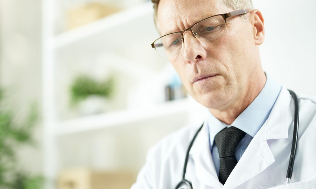 Medico necroscopo nel funerale dopo 48 ore