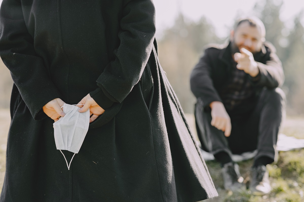 Chi deve accollarsi le spese per un funerale quando i rapporti familiari sono difficili?