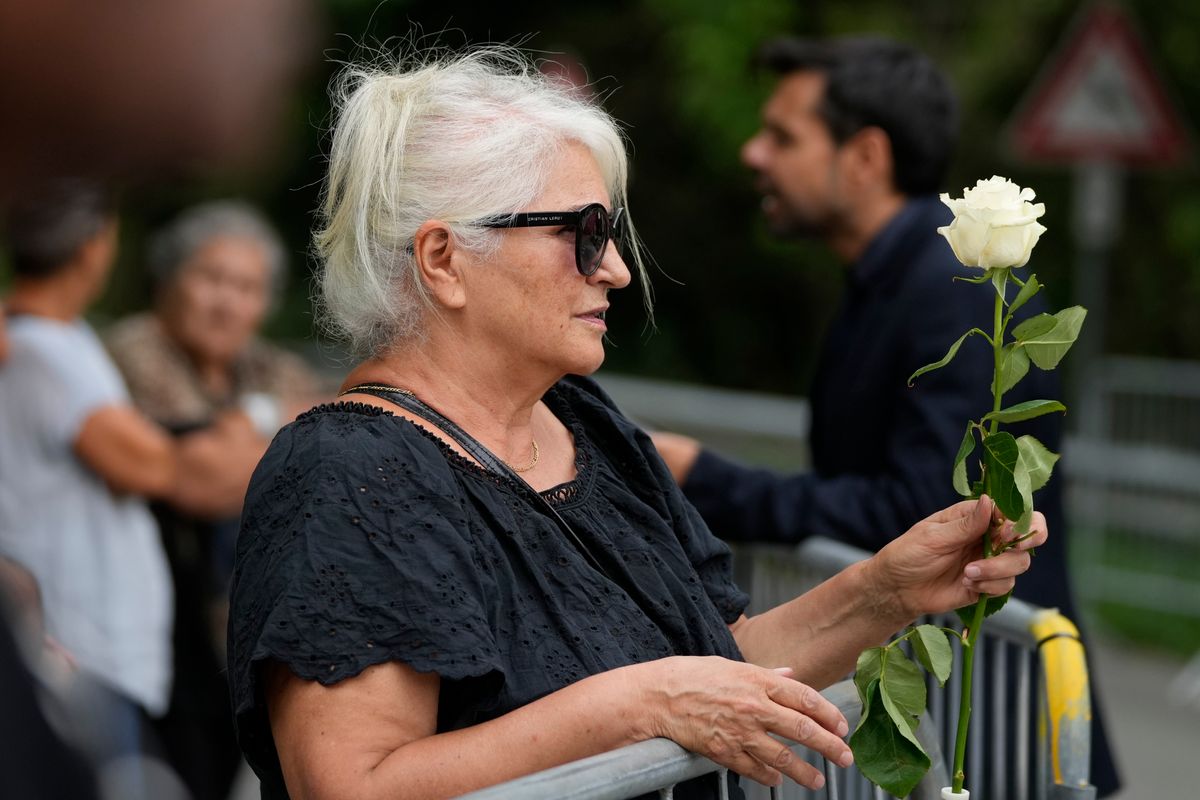 Funerale di Giorgio Armani: la scelta dei fiori bianchi e cerimonia riservata