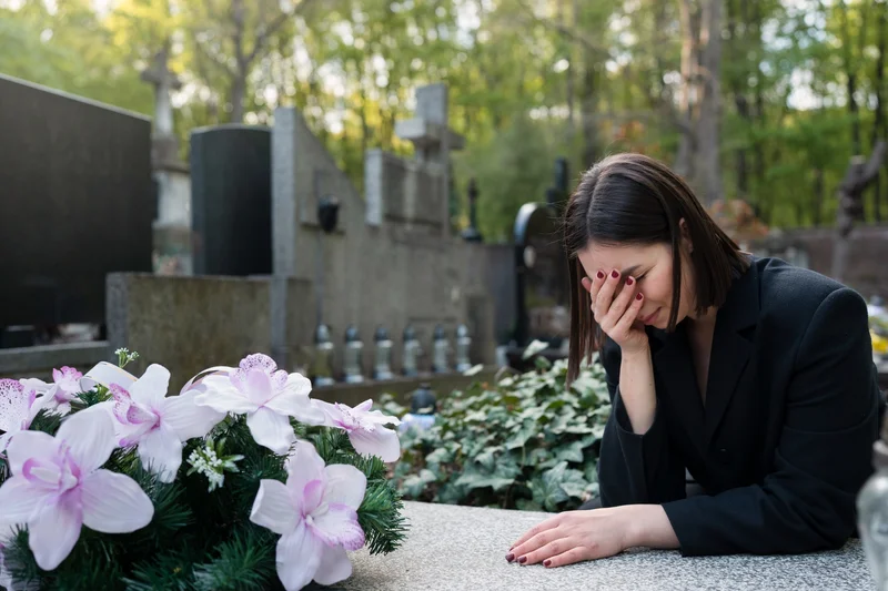 Donna piange durante un funerale al mattino